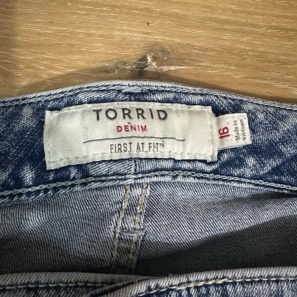 Torrid Women's 16 Boyfriend Jeans Acid Wash Distressed Denim Frayed Thrashed - Picture 4 of 8